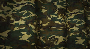 軍事迷彩布料特寫，帶有褶皺和紋理。 — 美國陸軍 GIF 壁紙
