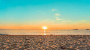 海洋上的日落，水面和紋理沙灘上的金色倒影。 — 5120x2880 壁紙