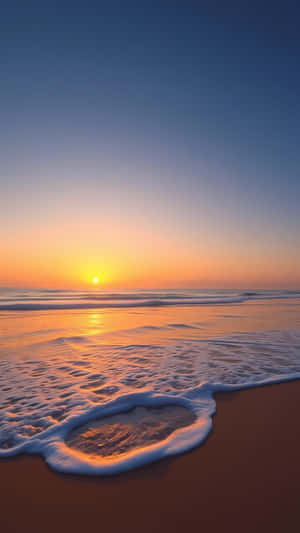 海洋上的日落，波浪沖刷沙灘和泡沫浪花。 — 1440x2560 壁紙