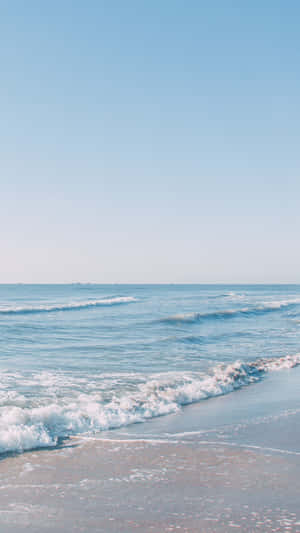 海浪沖刷沙灘，天空清澈湛藍 — 美麗的藍色 壁紙