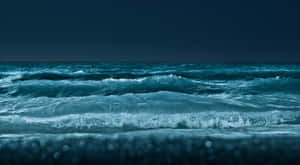 夜空下的海浪，散景燈光映照在濕沙上 — 月夜星空 壁紙