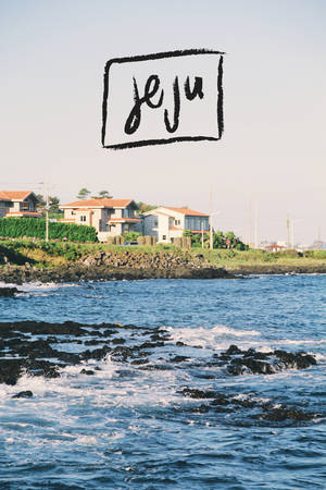 濟州島上的沿海房屋，海浪拍打著火山岩。 — 제주도 壁紙