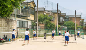 孩子們在住宅區的灰塵球場上打網球。 — 羽球 壁紙