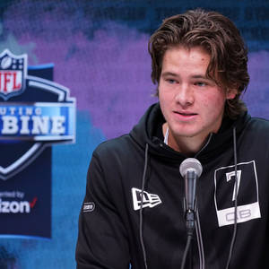 NFL聯合試訓記者會上，身穿黑色連帽衫、號碼7的美式足球員。 — 賈斯汀·赫伯特 壁紙