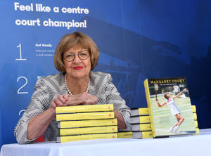 Margaret Court 在宣傳活動中在黃色自傳書後面微笑。 — 運動 壁紙