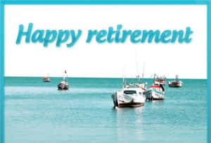 在平靜碧綠海水上的船隻上方有Happy retirement訊息。 — 海灘 壁紙
