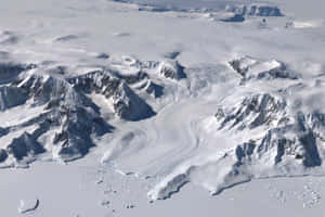 冰川在雪山之間流動的極地景觀。 — 冰龍 壁紙