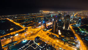 充滿活力的城市的空中夜景，發光的摩天大樓和照明的高速公路。 — 夜景城市 壁紙