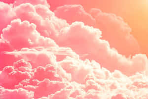 粉紅和蜜桃色的雲朵漂浮在夢幻般的天空中。 — 美學雲朵 壁紙