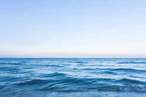 黎明時平靜的海浪與晴朗的天空 — 海洋 壁紙