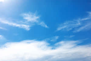 明亮的藍天，散落的白雲和陽光。 — 藍天 壁紙