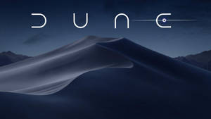 星空下的大型沙漠沙丘，上方有發光文字DUNE。