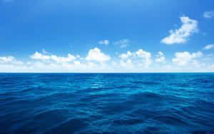 廣闊海洋，輕柔波浪，清澈藍天，白雲點綴。 — 海景 壁紙