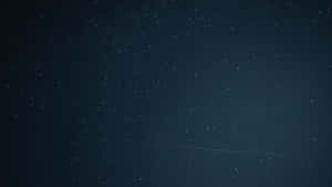 深藍色夜空，有星星和飛機尾跡 — 美學天空 壁紙