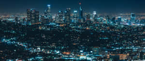 密集城市的夜景，摩天大樓和街道燈火通明。 — 日式自然壁紙