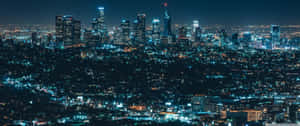 密集城市天際線的夜景，建築物燈火通明。 — 海灘 壁紙