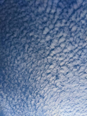 深藍色背景上覆蓋著蓬鬆白雲的天空。 — 雲朵 GIF 壁紙