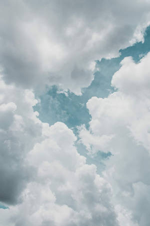 戲劇性的天空，有蓬鬆的白雲和青藍色斑塊。 — 美學白 壁紙