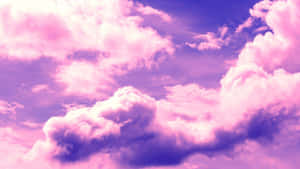 粉紅色和紫色的雲朵在寧靜的暮色天空中飄蕩。 — 美學天空 壁紙