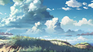 在明亮的天空下，有蓬鬆雲朵的草丘，可欣賞海景。