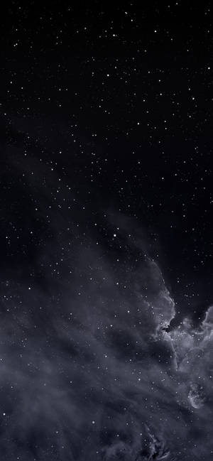 繁星點點的夜空，黑暗星雲在太空中飄移。 — 深色主題 壁紙