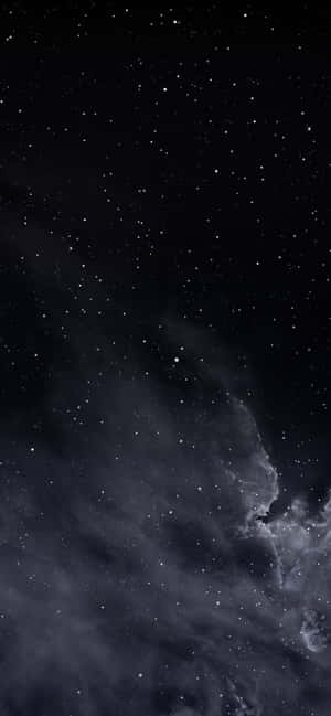 深空中發光的星雲雲團的星空夜空。 — iPhone 16 壁紙