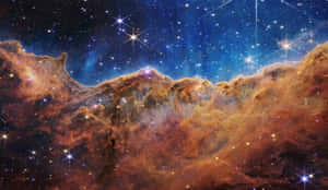 深空中明亮的星星點綴著鮮豔的橙色星雲 — 宇宙 壁紙