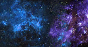 在佈滿星辰的虛空中，藍色和紫色發光的鮮豔宇宙星雲。 — 藍色銀河 壁紙