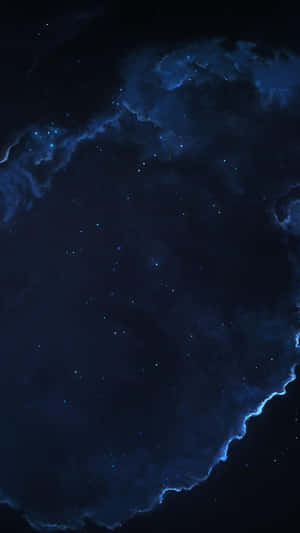 在黑暗的夜空中，一個充滿星星的發光藍色星雲。 — 深色手機 壁紙