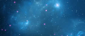深藍色的宇宙場景，有發光的星雲和散落的粉紅色和白色星星。 — 3440x1440 壁紙