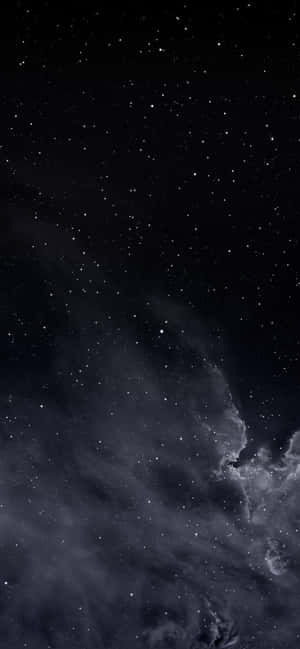 星空之夜，帶有暗星雲和宇宙塵埃雲。 — Galaxy A56 壁紙