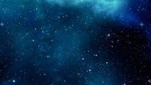 星空，帶有發光的星雲和散落的星星，呈現深藍色調。 — 海灘日落 壁紙