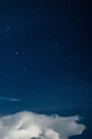 星空夜空，下方有顯著的雲 — 暮光 壁紙