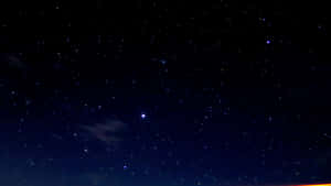 星空，有散落的雲朵和發光的地平線 — 夜空 壁紙