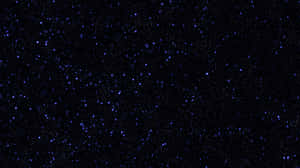 黑色背景上充滿發光藍色星星的星空夜空。 — 藍天 壁紙