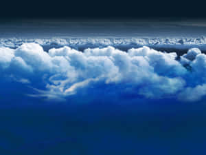戲劇性的雲朵在深藍色海洋上空漂浮，天空陰暗。 — 黃昏 壁紙