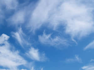 寧靜的藍天中，縷縷白色雲朵輕輕飄動。 — 天空景色 壁紙