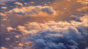 從上方觀看的金色和藍色調夕陽雲景。