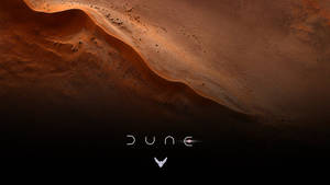 沙漠景觀，有沙丘和DUNE字樣及標誌。 — 沙漠太陽 壁紙