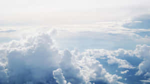 藍天上漂浮的蓬鬆白雲的鳥瞰圖。 — 美學雲朵 壁紙