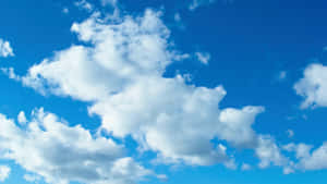 明亮的藍天中散佈著蓬鬆的白雲 — 藍天 壁紙