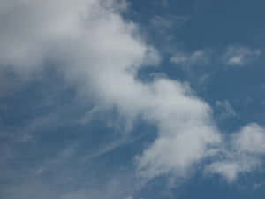 藍天中散落的白雲輕輕飄動。 — 雲朵 壁紙
