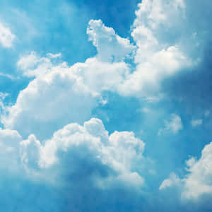 蓬鬆白雲在晴朗日子裡飄過明亮的藍天。 — 美學雲朵 壁紙