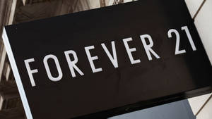 建築物上的黑色Forever 21商店招牌，帶有白色字體。 — Off white 標誌 壁紙