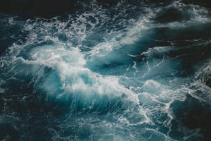 泡沫海浪在深藍色海水中衝擊。 — 暴風 壁紙