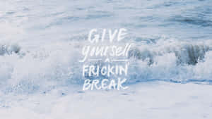 海浪拍打著白色泡沫，粗體文字寫著 give yourself a frickin' break。 — 藍色美學電腦 壁紙