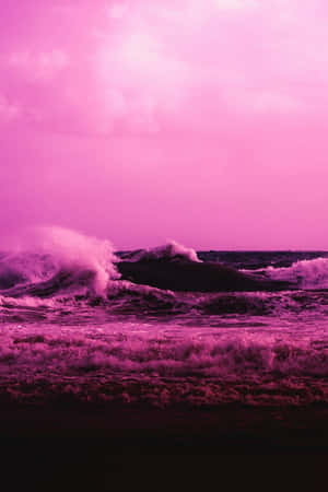 粉紅色的海浪衝擊著暴風雨的天空。 — 可愛又粉嫩 壁紙