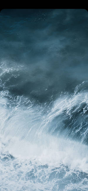 暴風雨中的海浪帶著白色泡沫衝擊著陰暗的大海。 — 波浪 壁紙