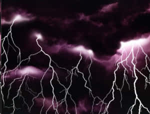 紫色暴風雲被鋸齒狀的白色閃電照亮。 — 閃電 壁紙