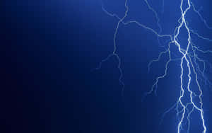 明亮的閃電照亮了深藍色的暴風雨天空。 — 閃電 壁紙